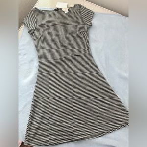 Love…ady black and white dress size S..